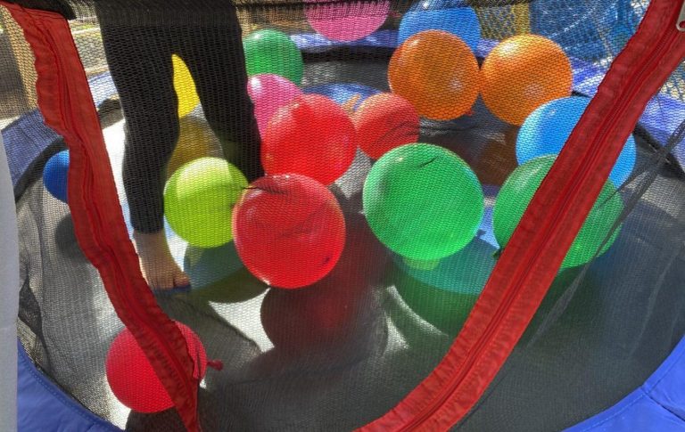 Learning Colors with The Ball and Balloon Games